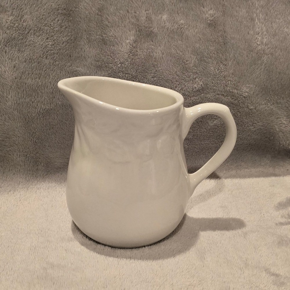 Vtg Gibson Housewares White Ceramic Creamer Pitcher Embossed Grape Vine Motif 4"